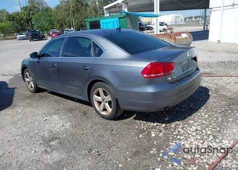 2012 Volkswagen Passat 2.5L Se z USA, uszkodzony, nr VIN 1VWBP7A37CC048147